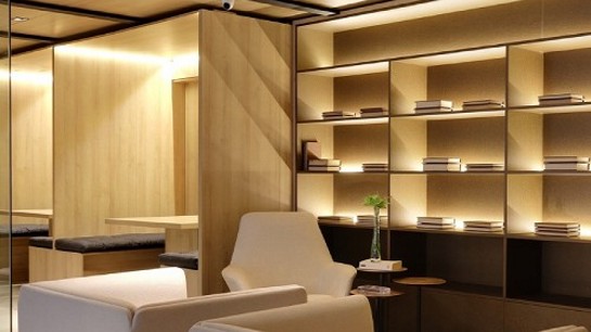 Assentos confortáveis e apoio para leitura são prioridades ao planejar sua biblioteca.