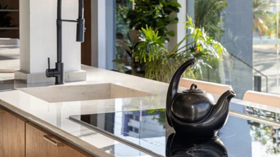 Cores neutras aliadas ao estilo minimalista criam um ambiente contemporâneo equilibrado e aconchegante